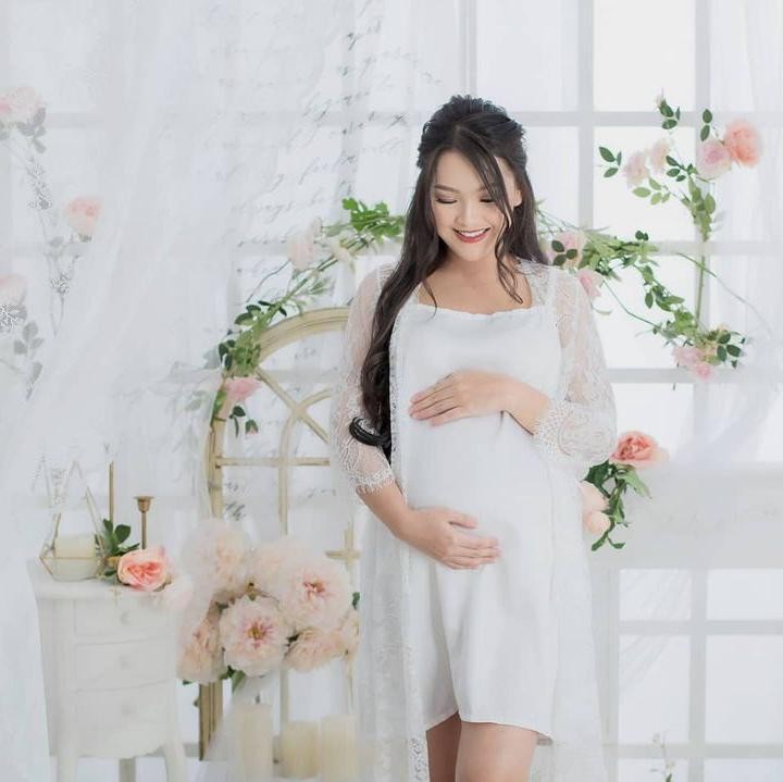 <p>Untuk menikmati momen kehamilan tersebut, Ana kerap membagikan potret baby bump-nya di akun Instagram pribadi, lho. (Foto: Instagram @anariana27)</p>