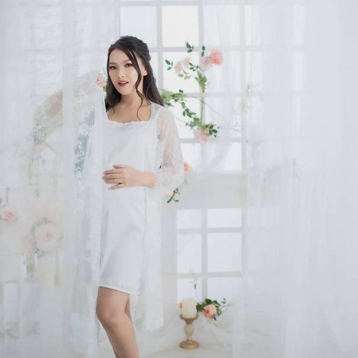 <p>Kini, pasangan tersebut tengah menunggu kelahiran sang buah hati sebagai anggota keluarga baru nih, Bunda. (Foto: Instagram @anariana27)</p>