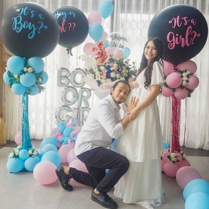 <p>Dalam acara gender reveal yang Ana gelar bersama keluarganya beberapa waktu yang lalu, ia mengumumkan buah hatinya tersebut berjenis kelamain laki-laki, Bunda.<br /><br />"Yeayyy IT'S A BOY. Alhamdulillah .. Akhirnya bisa mengumumkan gender baby ... Kita mau ngucapin makasih buat semua temen-temen, keluarga yang support kita..," tuturnya, HaiBunda kutip dari akun @anariana27 pada Jum'at, (22/1/2021). (Foto: Instagram @anariana27)</p>