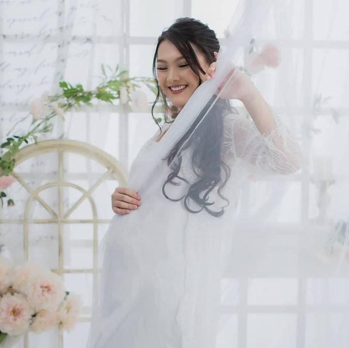 <p>Meski perut makin membesar, pesona wanita kelahiran 1992 ini tetap terpancar dan terlihat makin cantik ya, Bunda. (Foto: Instagram @anariana27)</p>