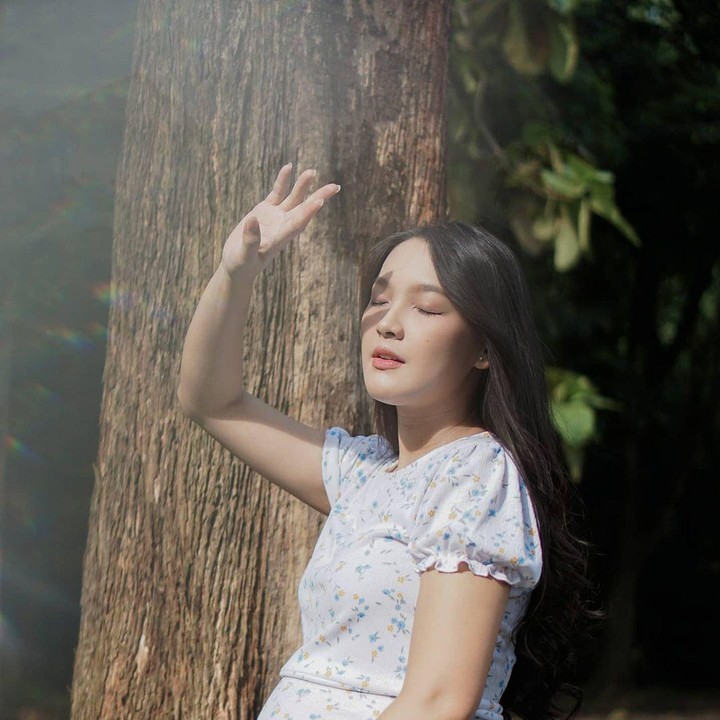 <p>Ana Riana, artis pemeran Rinjani dalam sinetron Tukang Ojek Pengkolan membagikan potret kehamilan pertamanya, Bunda. (Foto: Instagram @anariana27)</p>