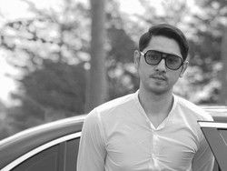 Penampilan Ganteng Arya Saloka Pakai Sunglasses, Harganya Bikin Kantong Jebol