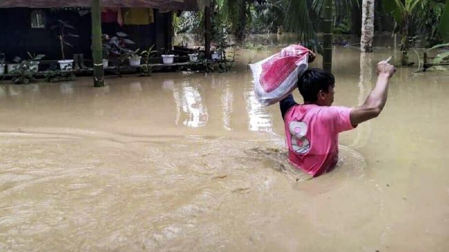 Banjir Aceh Tamiang Meluas ke 11 Kecamatan, 4.147 Mengungsi Banjir yang merendam Kabupaten Aceh Tamiang, Provinsi Aceh, meluas hingga 11 kecamatan, Jumat (22/1). Sebanyak 10.043 jiwa terdampak banjir.
