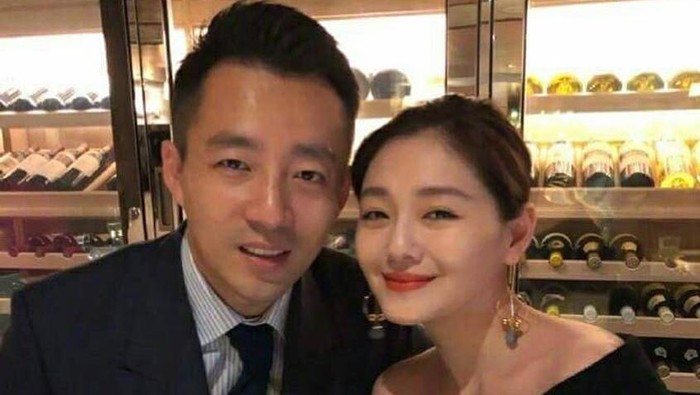 Barbie Hsu sendiri sudah menikah dengan seorang taipan asal China, Wang Xiaofei.