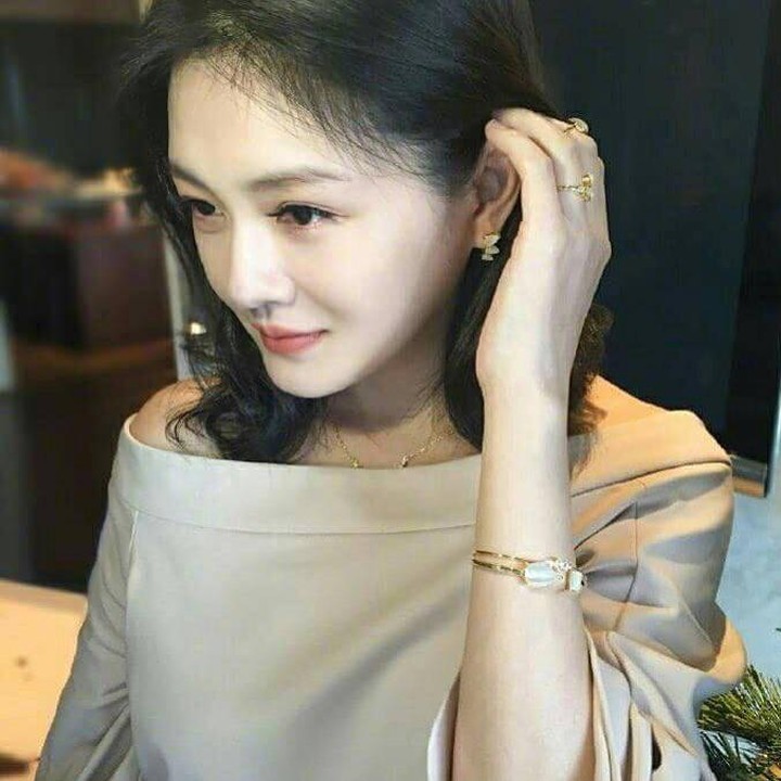 <p>Barbie Hsu masih terlihat seperti gadis ya, Bun. Padahal saat ini usianya sudah menginjak angka 44 tahun lho! (Foto: Instagram)</p>