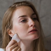 Bikin Glowing, Ini 6 Manfaat dari Penggunaan Gua Sha