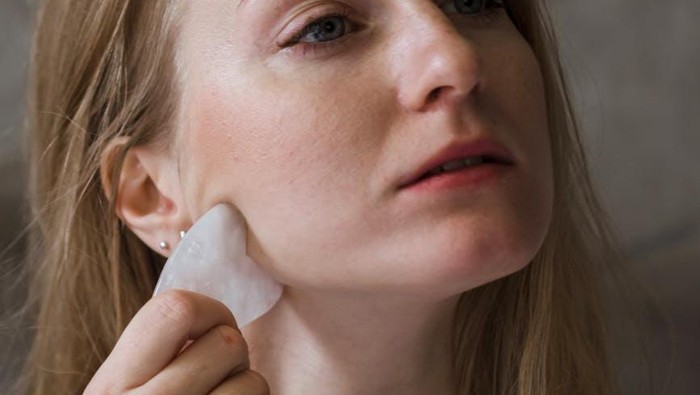 Bikin Glowing, Ini 6 Manfaat dari Penggunaan Gua Sha
