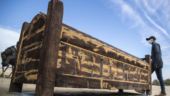 Para arkeolog di Mesir menemukan rangkaian naskah kuno dalam gulungan papirus berusia sekitar 3.000 tahun di areal penggalian situs pemakaman Saqqara.