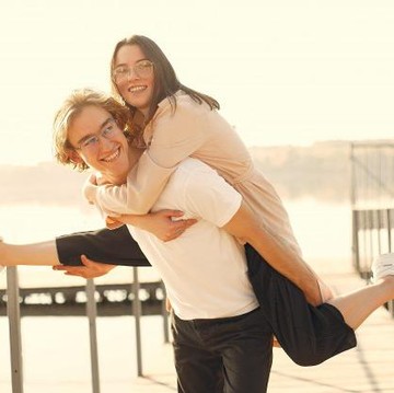 img-title Enggak Usah Nunggu Valentine, 4 Zodiak Ini Romantis Setiap Saat