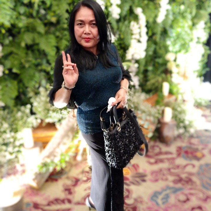 <p>Tak hanya aktif, ibu dari dua orang anak ini juga selalu tampil modis. (Foto: Instagram @hennymanopolugue)</p>