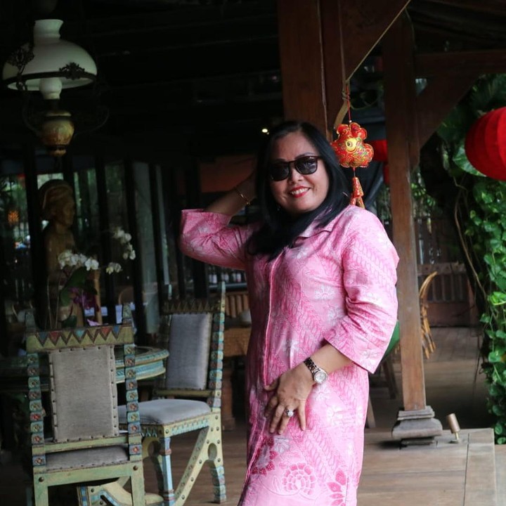 <p>Sebagai ibu dari seorang selebriti, Henny juga mendapat sorotan dari publik, nih. (Foto: Instagram @hennymanopolugue)</p>