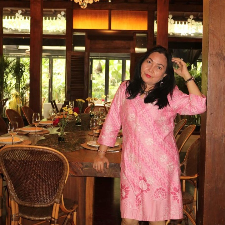 <p>Melalui media sosial Instagram pribadi, Henny kerap membagikan potret dirinya dalam berbagai kegiatan, lho. (Foto: Instagram @hennymanopolugue)</p>