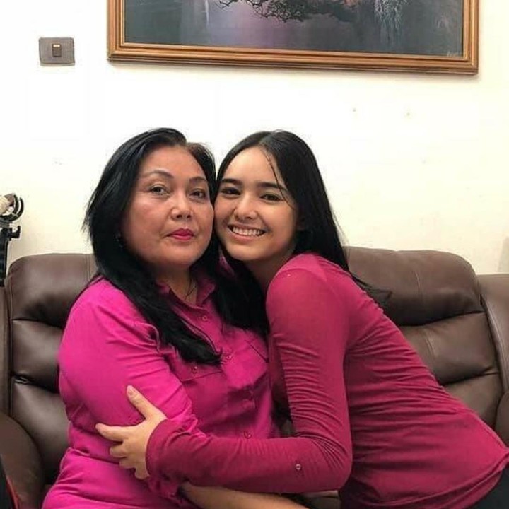 <p>Kesuksesan artis cantik Amanda Manopo tak lepas dari andil ibundanya, Henny Manopo Lugue. (Foto: Instagram @hennymanopolugue)</p>