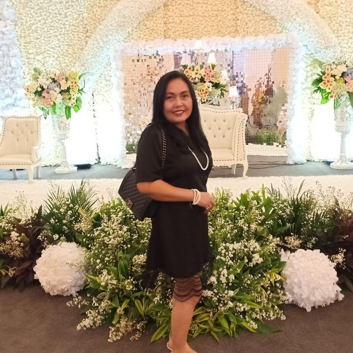 <p>Ibunda Amanda Manopo ini kelihatannya juga suka bergaya di depan kamera. Bagaimana menurut Bunda? (Foto: Instagram @hennymanopolugue)</p>