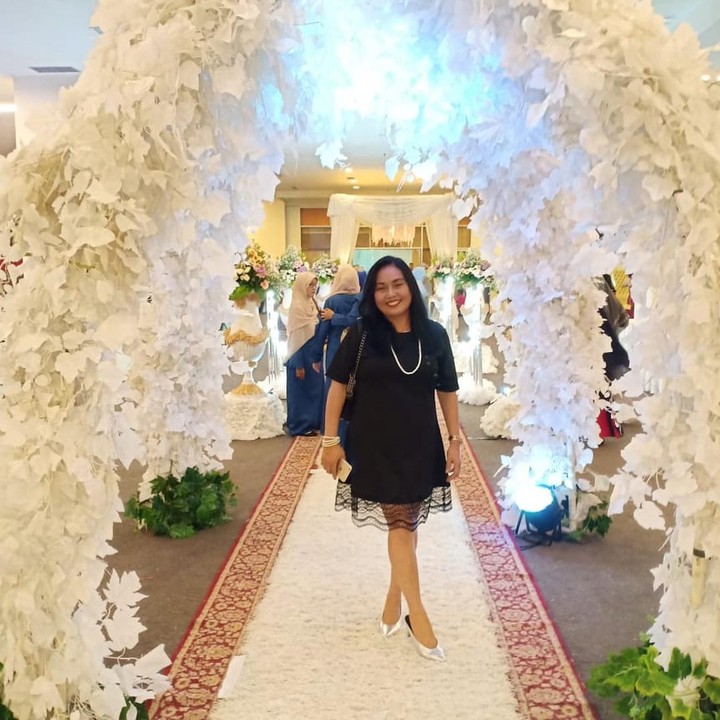 <p>Dengan gayanya yang modis dan selalu terlihat ceria, ibunda Amanda Manopo kerap banjir pujian dengan sebutan awet muda. (Foto: Instagram @hennymanopolugue)</p>