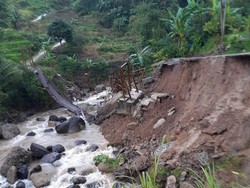 Detik-detik Jembatan di Cianjur Ambruk Karena Longsor