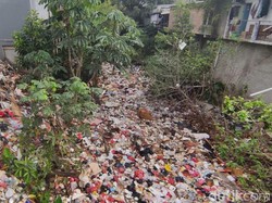 Kali di Kota Depok Ini Penuh Sampah Sampai Airnya Tak Terlihat