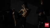 Olahraga MMA di Indonesia menggeliat bangun dari tidur lama. CNNIndonesia.com memotret riuh rendah sebuah malam pertarungan MMA sebelum pandemi Covid-19.