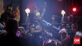 Olahraga MMA di Indonesia menggeliat bangun dari tidur lama. CNNIndonesia.com memotret riuh rendah sebuah malam pertarungan MMA sebelum pandemi Covid-19.