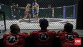 Olahraga MMA di Indonesia menggeliat bangun dari tidur lama. CNNIndonesia.com memotret riuh rendah sebuah malam pertarungan MMA sebelum pandemi Covid-19.