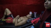 Olahraga MMA di Indonesia menggeliat bangun dari tidur lama. CNNIndonesia.com memotret riuh rendah sebuah malam pertarungan MMA sebelum pandemi Covid-19.
