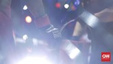 Olahraga MMA di Indonesia menggeliat bangun dari tidur lama. CNNIndonesia.com memotret riuh rendah sebuah malam pertarungan MMA sebelum pandemi Covid-19.