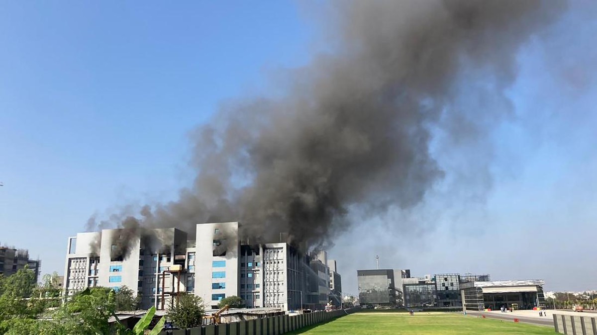 FOTO: Kebakaran Pabrik Vaksin Covid-19 Terbesar di Dunia