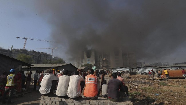FOTO: Kebakaran Pabrik Vaksin Covid-19 Terbesar di Dunia
