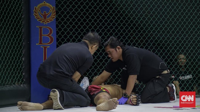 Bekas darah memang acap kali terlihat di lantai octagon atau ring MMA, tapi bukan berarti olahraga baku hantam itu lebih berbahaya dari tinju.