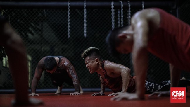 Meski harus berdarah-darah di atas ring octagon, dompet para petarung MMA di Indonesia tak serta menebal secara drastis.