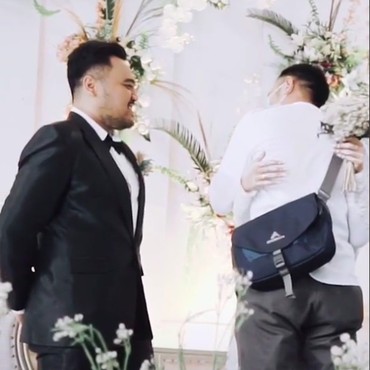 Istri Minta Peluk Mantan Kekasih di Pernikahan, Suami Tersenyum Pasrah