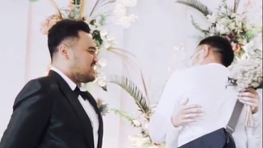 img-title Istri Minta Peluk Mantan Kekasih di Pernikahan, Suami Tersenyum Pasrah