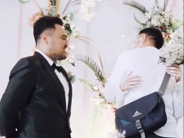 Istri Minta Peluk Mantan Kekasih di Pernikahan, Suami Tersenyum Pasrah