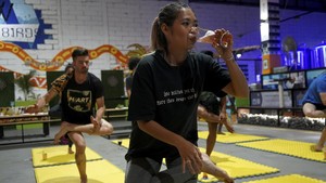 FOTO : Memadukan Nikmatnya Bir dan Sehatnya Yoga di Kamboja