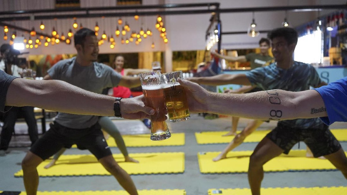 FOTO : Memadukan Nikmatnya Bir dan Sehatnya Yoga di Kamboja
