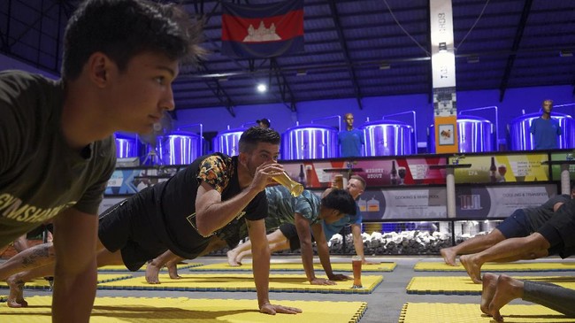 FOTO : Memadukan Nikmatnya Bir dan Sehatnya Yoga di Kamboja