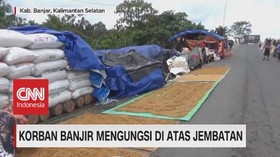 VIDEO: Korban Banjir Mengungsi di Atas Jembatan