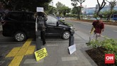 FOTO : Kritik Perampasan Trotoar di Hari Pejalan Kaki Tanggal 22 Januari diperingat sebagai Hari Pejalan Kaki Nasional. Tahun ini ativis koalisi pejalan kaki memperingatinya dengan menyusuri trotoar di Jakarta.