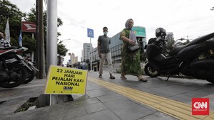 FOTO : Kritik Perampasan Trotoar di Hari Pejalan Kaki