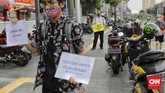 FOTO : Kritik Perampasan Trotoar di Hari Pejalan Kaki Tanggal 22 Januari diperingat sebagai Hari Pejalan Kaki Nasional. Tahun ini ativis koalisi pejalan kaki memperingatinya dengan menyusuri trotoar di Jakarta.