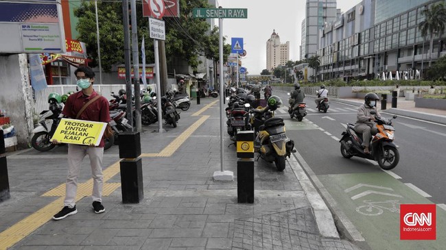 FOTO : Kritik Perampasan Trotoar di Hari Pejalan Kaki