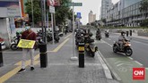 FOTO : Kritik Perampasan Trotoar di Hari Pejalan Kaki Tanggal 22 Januari diperingat sebagai Hari Pejalan Kaki Nasional. Tahun ini ativis koalisi pejalan kaki memperingatinya dengan menyusuri trotoar di Jakarta.