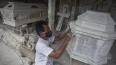 FOTO: Korban Corona Melonjak, Permintaan Peti Mati Meningkat Perajin peti mati mengaku permintaan peti jenazah meningkat 50 persen hingga 100 persen selama pandemi corona.