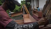 FOTO: Korban Corona Melonjak, Permintaan Peti Mati Meningkat Perajin peti mati mengaku permintaan peti jenazah meningkat 50 persen hingga 100 persen selama pandemi corona.