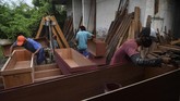 FOTO: Korban Corona Melonjak, Permintaan Peti Mati Meningkat Perajin peti mati mengaku permintaan peti jenazah meningkat 50 persen hingga 100 persen selama pandemi corona.