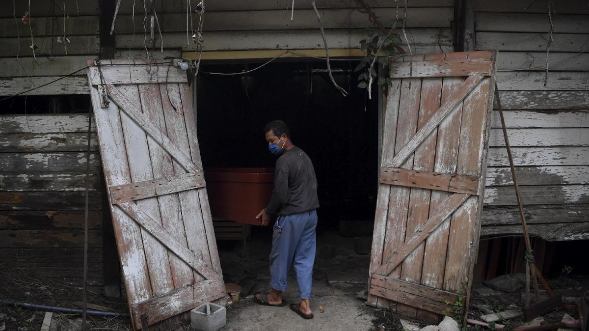 FOTO: Korban Corona Melonjak, Permintaan Peti Mati Meningkat