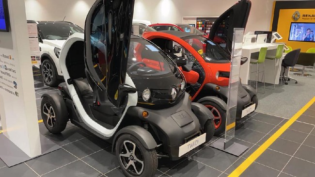 Renault Twizy telah dijual di Indonesia seharga Rp408 juta, namun terdapat diskon hingga harganya menjadi Rp390 juta.