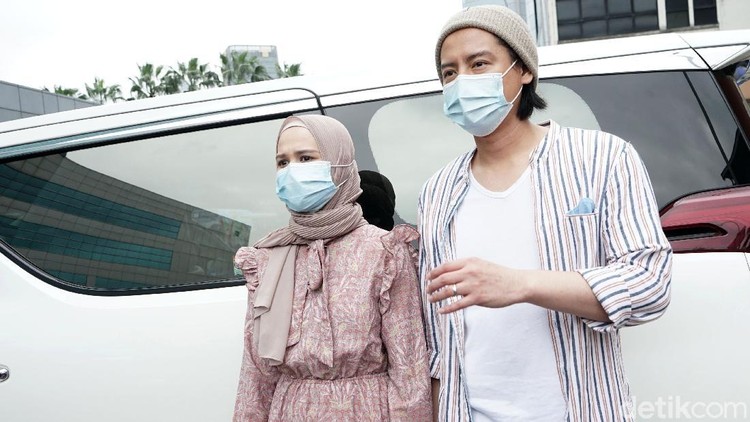 Roger Danuarta dan Cut Meyriska saat ditemui di kawasan studio Trans TV.