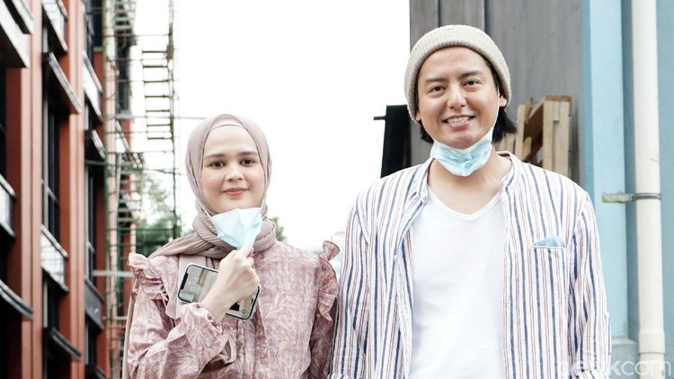 Roger Danuarta dan Cut Meyriska saat ditemui di kawasan studio Trans TV.