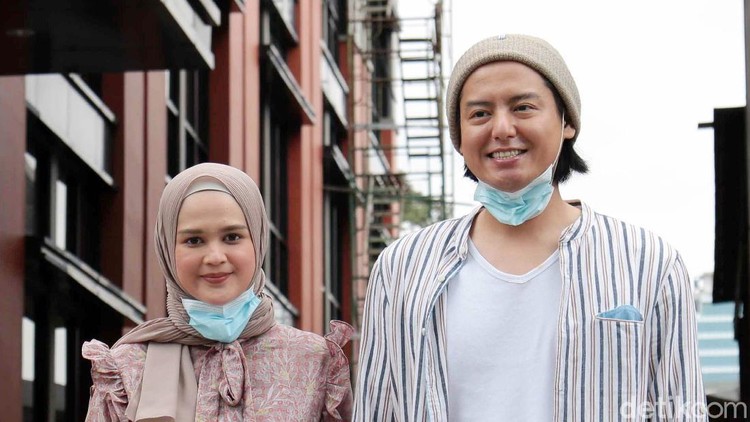 Roger Danuarta dan Cut Meyriska saat ditemui di kawasan studio Trans TV.